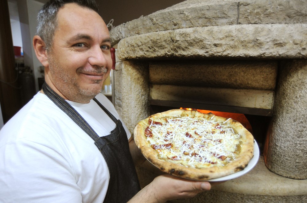 Pizza iz krušne peći u obliku kažuna - Restoran Buoni amici (Milivoj MIJOŠEK)